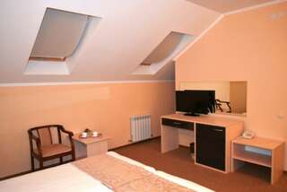 Гостиница Ива Дивноморское Первой категории с двумя односпальными кроватями, с возможностью их соединить в одну двуспальную (4 этаж, без балкона).-3