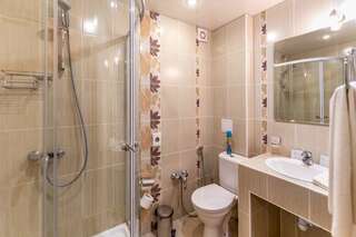 Гостиница Ива Дивноморское Первой категории с двуспальной кроватью или двумя односпальными-8