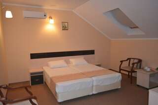 Гостиница Ива Дивноморское Первой категории с двумя односпальными кроватями, с возможностью их соединить в одну двуспальную (4 этаж, без балкона).-1