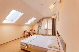 Гостиница Ива Дивноморское Полулюкс 2-х комнатный (первой категории, 4 этаж, мансарда)-4