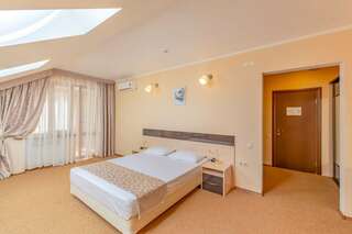 Гостиница Ива Дивноморское Полулюкс 2-х комнатный (первой категории, 4 этаж, мансарда)-2