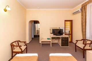 Гостиница Ива Дивноморское Первой категории с двуспальной кроватью или двумя односпальными-6